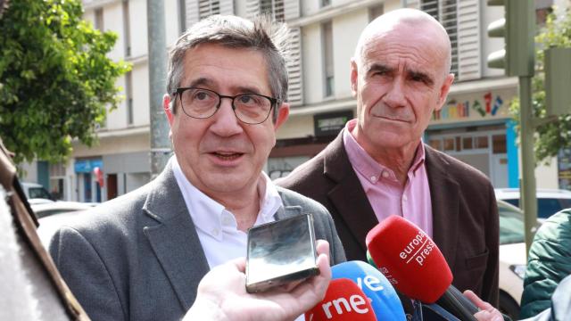 El portavoz del PSOE en el Congreso, Patxi López, y el ex alcalde de Sevilla, Antonio Muñoz.