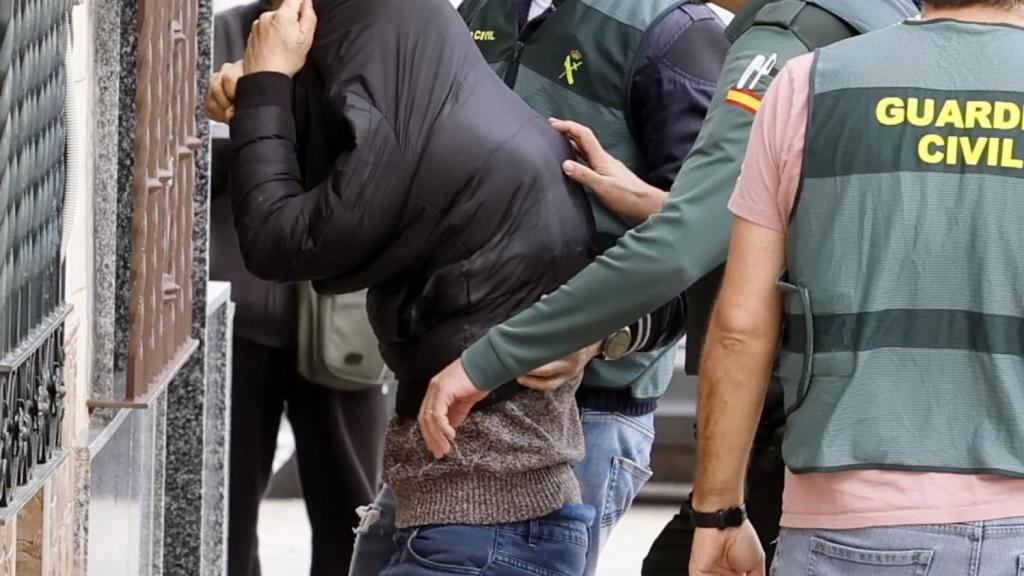 Agentes de Guardia Civil, en la detención del presunto autor del crimen de Las Cabezas.