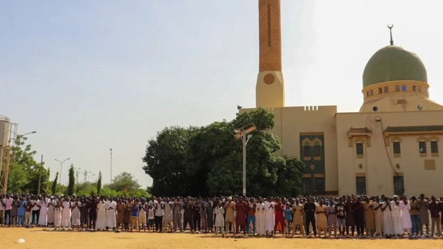 Fieles rezando frente a la mezquita de Niamey, Níger, en una imagen de archivo.