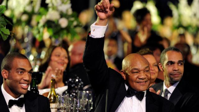 El exboxeador George Foreman asiste a una cena de gala de la Fundación del Caucus Negro del Congreso en Washington