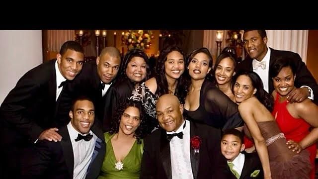 George Foreman rodeado de su familia