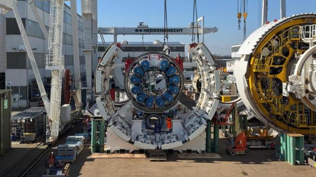 Imagen de la futura tuneladora Mayrit en construcción, en una imagen compartida por la Consejería de Vivienda, Transportes e Infraestructuras.