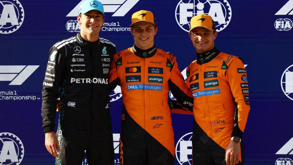 Piastri, en el centro, junto a Russell y Norris.