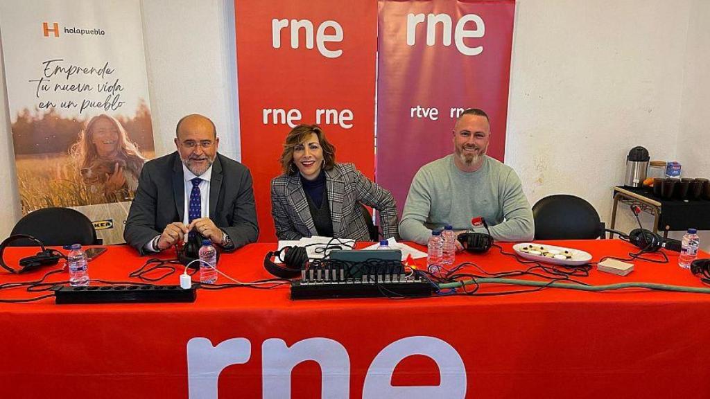 Mamen Asencio con José Luis Martínez Guijarro, vicepresidente primero del Gobierno de Castilla La-Mancha (a la izquierda de la imagen) y Diego Yuste, alcalde de Tragacete (a la derecha).