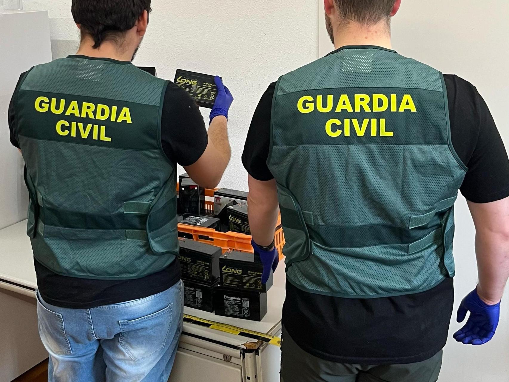 Dos agentes de la Guardia Civil.