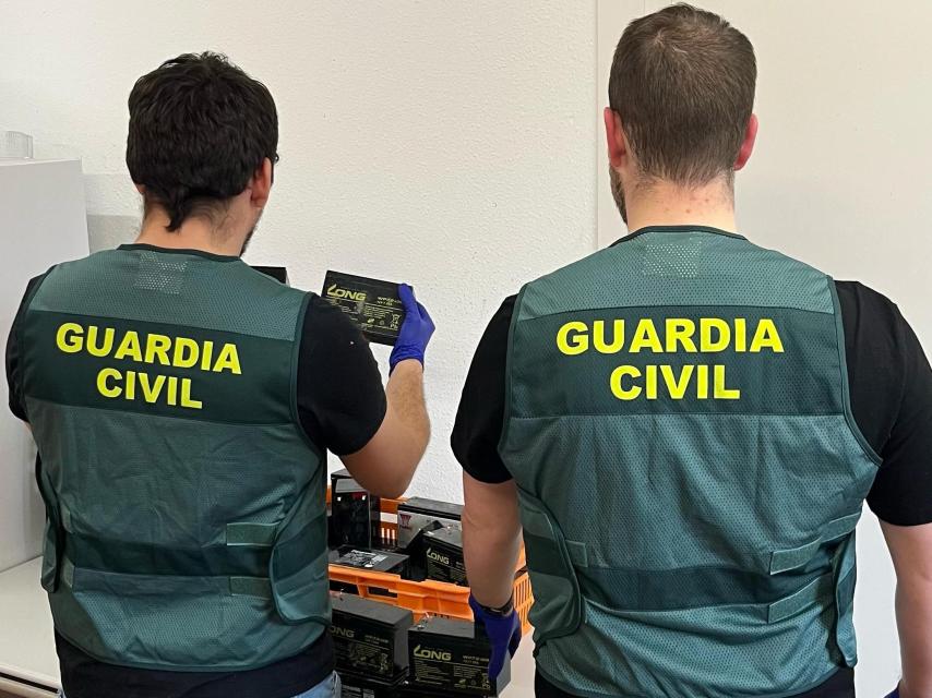 Dos agentes de la Guardia Civil.