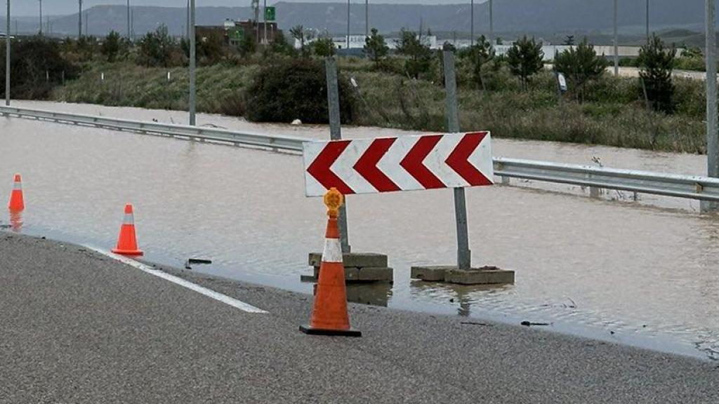 Una de las balsas de agua en la carretera CM-10, que ha sido cortada en Guadalajara.