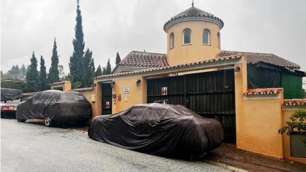 Un chalé okupado en Mijas que está a la venta.