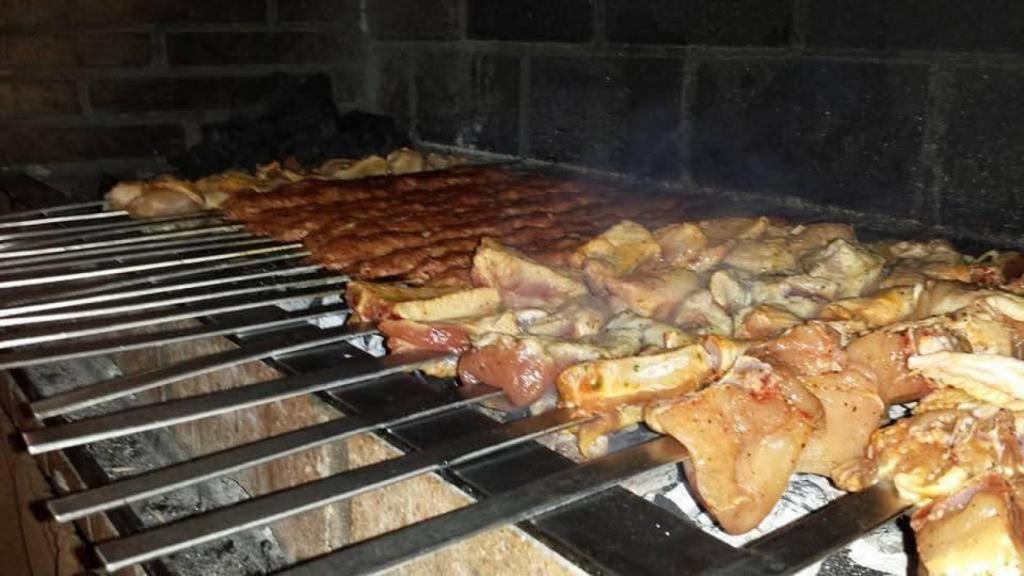 Algunas brochetas a la parrilla.