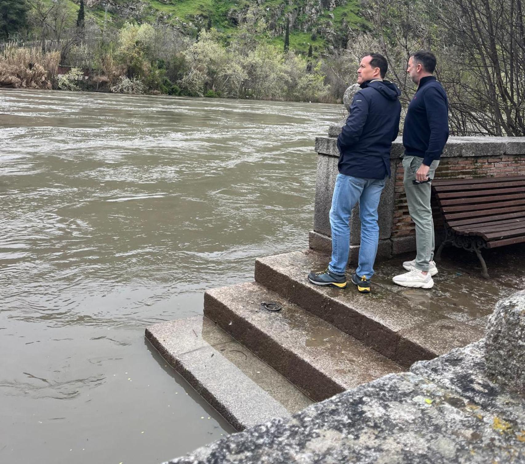 Velázquez y el concejal de Seguridad, Iñaki Jiménez, en la zona de la Barca de Pasaje.