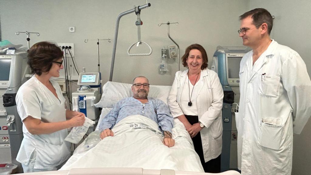 Personal y paciente de digestivo en el Complexo Hospitalario Universitario de Ferrol.