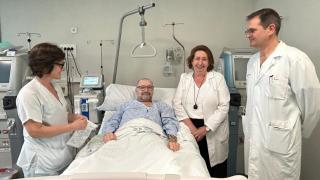 Personal y paciente de digestivo en el Complexo Hospitalario Universitario de Ferrol.