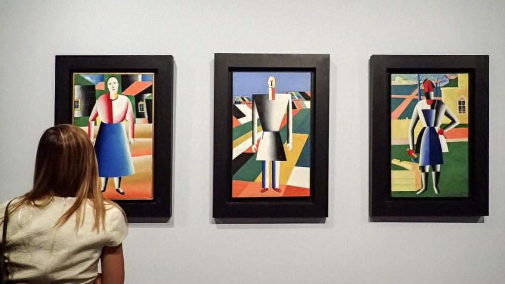 Una visitante observa varios cuadros en el Museo Ruso de Málaga.