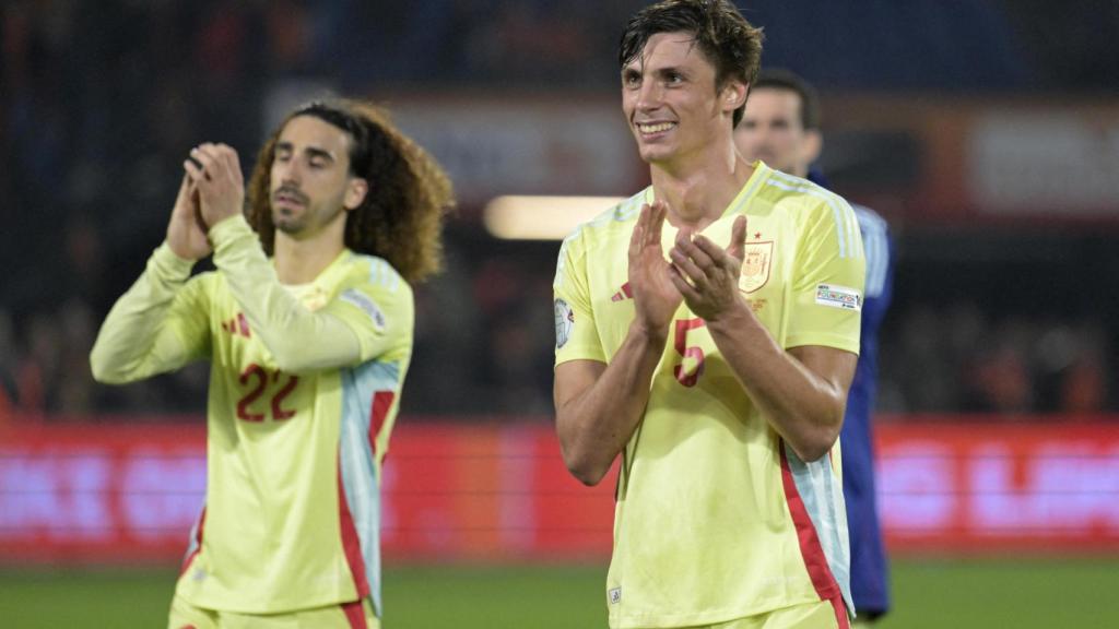 Le Normand y Cucurella saludan a la afición.