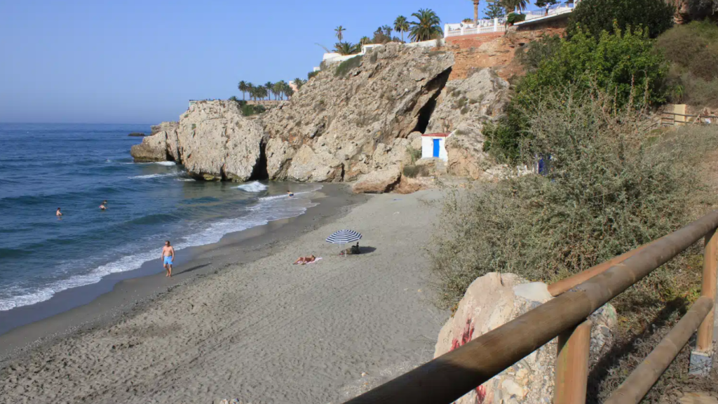Imagen de la playa del Carabeo, en Nerja.
