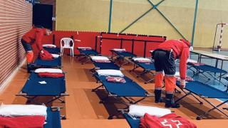 Voluntarios de Cruz Roja en el pabellón de Escalona (Toledo), preparado para recibir evacuados.