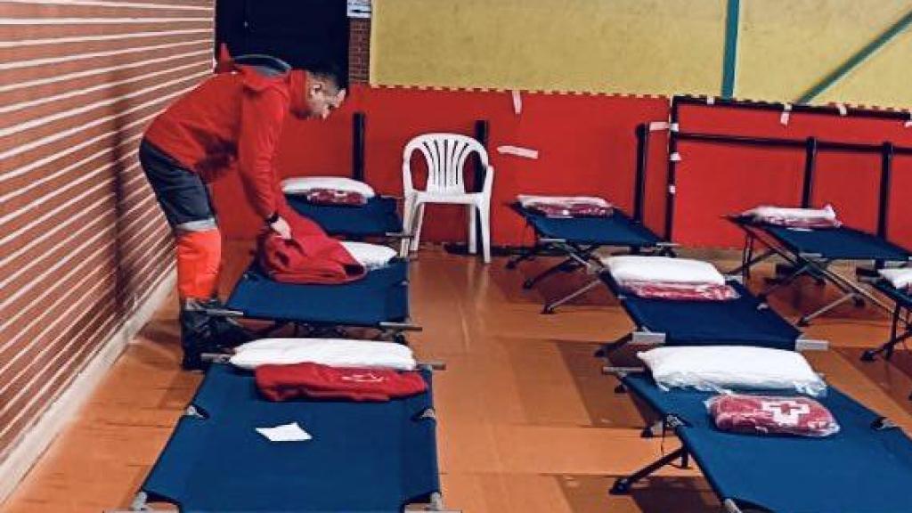 Voluntarios de Cruz Roja en el pabellón de Escalona (Toledo), preparado para recibir evacuados.