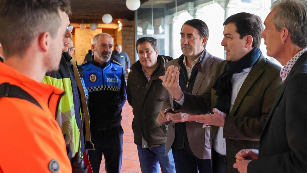 El presidente de la Junta de Castilla y León, Alfonso Fernández Mañueco; y el consejero de Medio Ambiente, Vivienda y Ordenación del Territorio, Juan Carlos Suárez Quiñones en la reunión del Cecopi