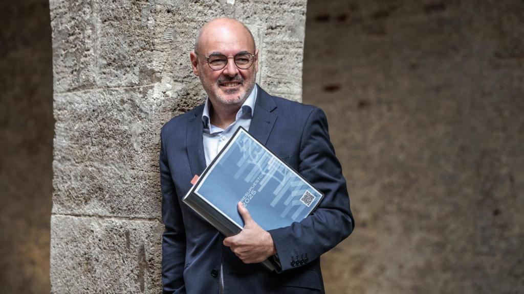 Eusebio Monzó sostiene el proyecto de ley de Presupuestos 2025. Biel Aliño