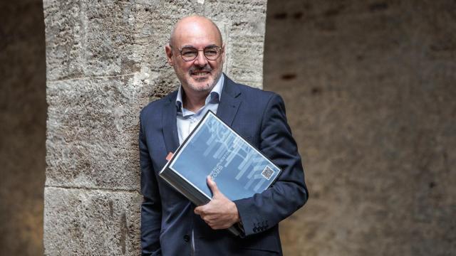 Eusebio Monzó sostiene el proyecto de ley de Presupuestos 2025. Biel Aliño