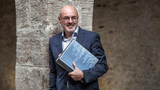 Eusebio Monzó sostiene el proyecto de ley de Presupuestos 2025. Biel Aliño