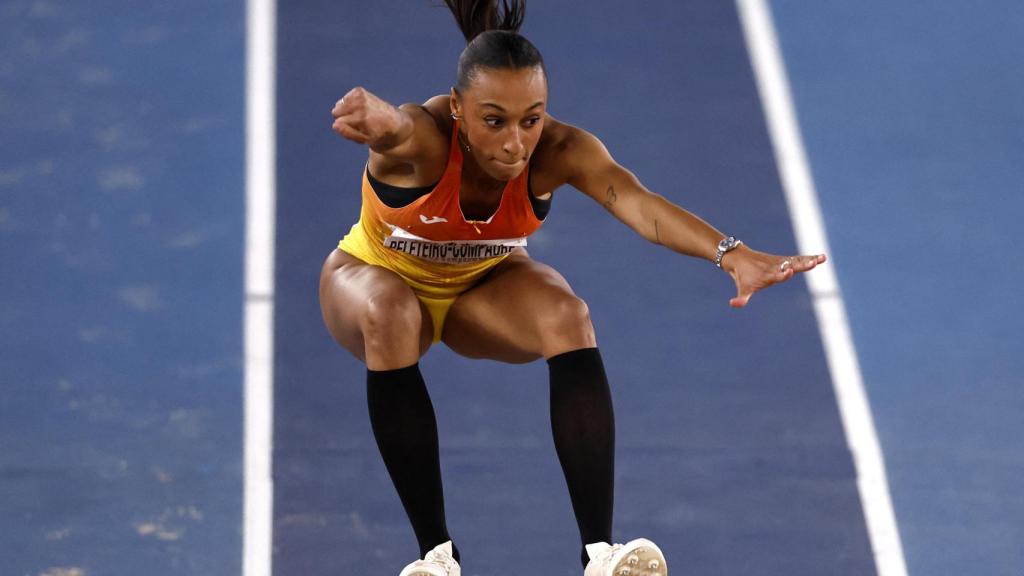 Ana Peleteiro, en pleno salto en el Mundial de Nanjing.