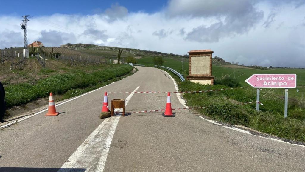 Los equipos de conservación de carreteras de la Diputación de Málaga ya han estado en el lugar y han balizado y efectuado el corte de la vía, que solo afecta al acceso al yacimiento de Acinipo, al que se puede acceder caminando.