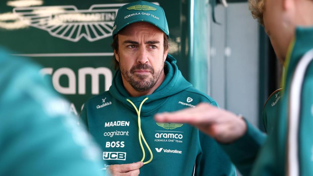 Fernando Alonso, en el box de Aston Martin en el GP de China