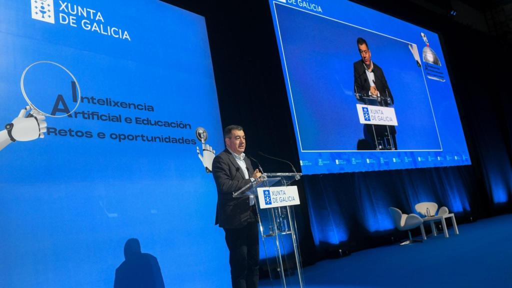 El conselleiro de Educación, Ciencia, Universidades e FP, Román Rodríguez, en el encuentro 'Intelixencia artificial e educación'