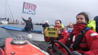 Numerosas embarcaciones se manifestaron en A Pobra en contra del proyecto de Altri.