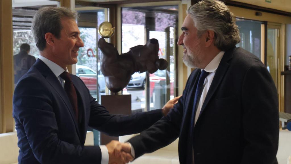 José Vicioso estrecha la mano de José Manuel Rodriguez Uribes, presidente del CSD.