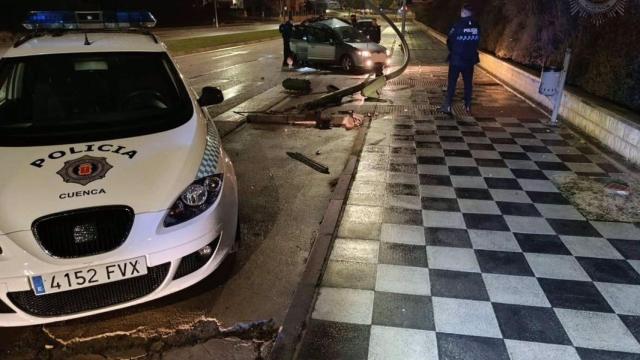 Un conductor a la fuga ha sufrido un accidente en Cuenca.