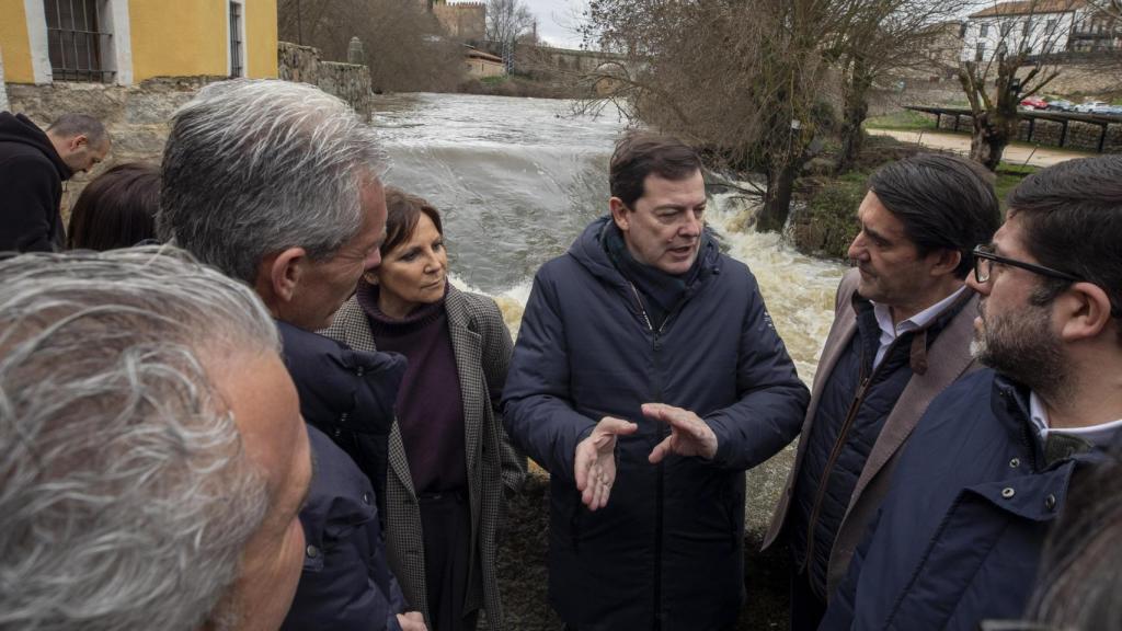 El presidente de la Junta de Castilla y León, Alfonso Fernández Mañueco; y el consejero de Medio Ambiente, Vivienda y Ordenación del Territorio, Juan Carlos Suárez Quiñones en su visita a Ávila