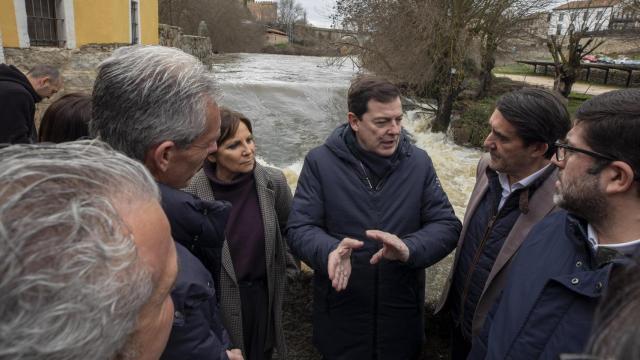 El presidente de la Junta de Castilla y León, Alfonso Fernández Mañueco; y el consejero de Medio Ambiente, Vivienda y Ordenación del Territorio, Juan Carlos Suárez Quiñones en su visita a Ávila