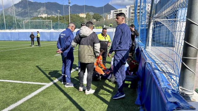 Una menor de 13 años ha sufrido un traumatismo craneoencefálico tras golpearse contra un muro sin protección en un campo de fútbol de Marbella, por lo que ha sido trasladada a un centro sanitario para ser atendida.
