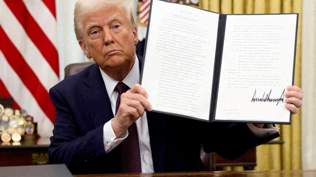 Donald Trump firma una orden ejecutiva en el Despacho Oval.