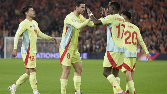 Nico Williams celebra con Fabián Ruiz el primer gol en el partido ante Países Bajos.
