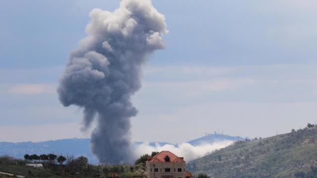 El humo se eleva desde Taibeh (Líbano)  tras los ataques israelíes.