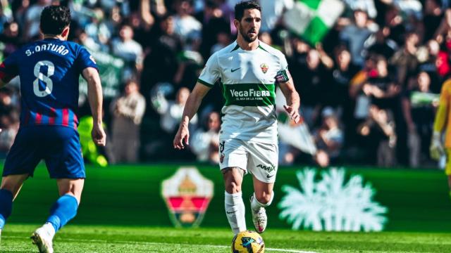 El capitán del Elche, Pedro Bigas, durante el partido.