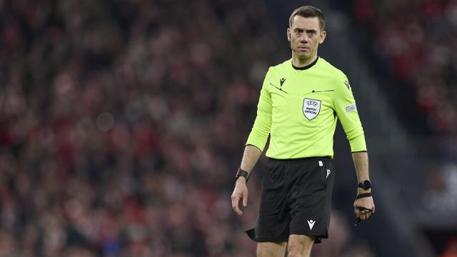 Clement Turpin durante el partido entre el Athletic Club y la Roma de la Europa League.