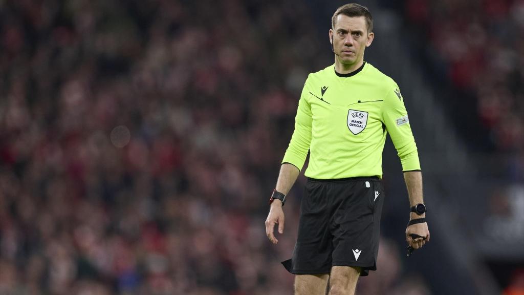 Clement Turpin durante el partido entre el Athletic Club y la Roma de la Europa League.