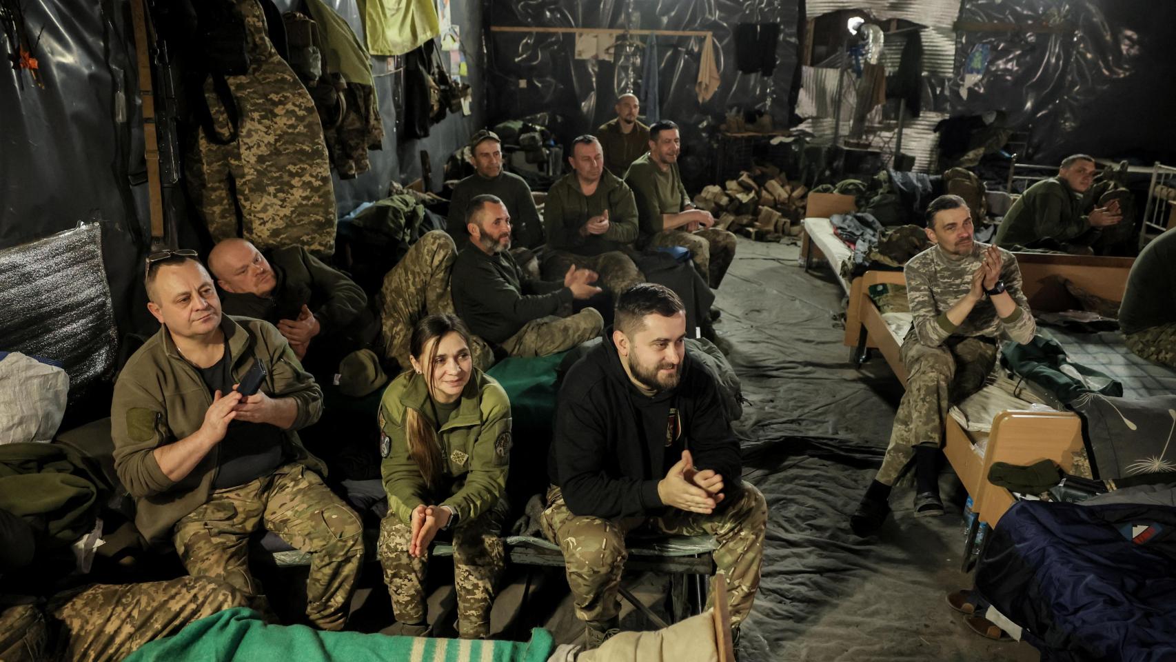 Militares ucranianos asisten a una actuación de un grupo de artistas en la región de Donetsk.