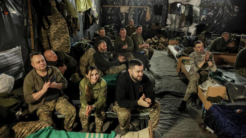 Militares ucranianos asisten a una actuación de un grupo de artistas en la región de Donetsk.