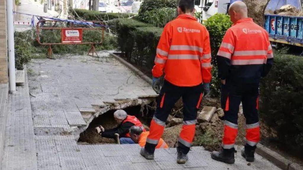 Los técnicos supervisando el socavón ocasionado por la fuga de agua.