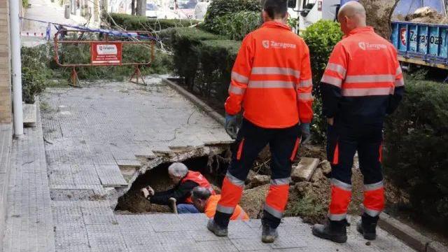 Los técnicos supervisando el socavón ocasionado por la fuga de agua.