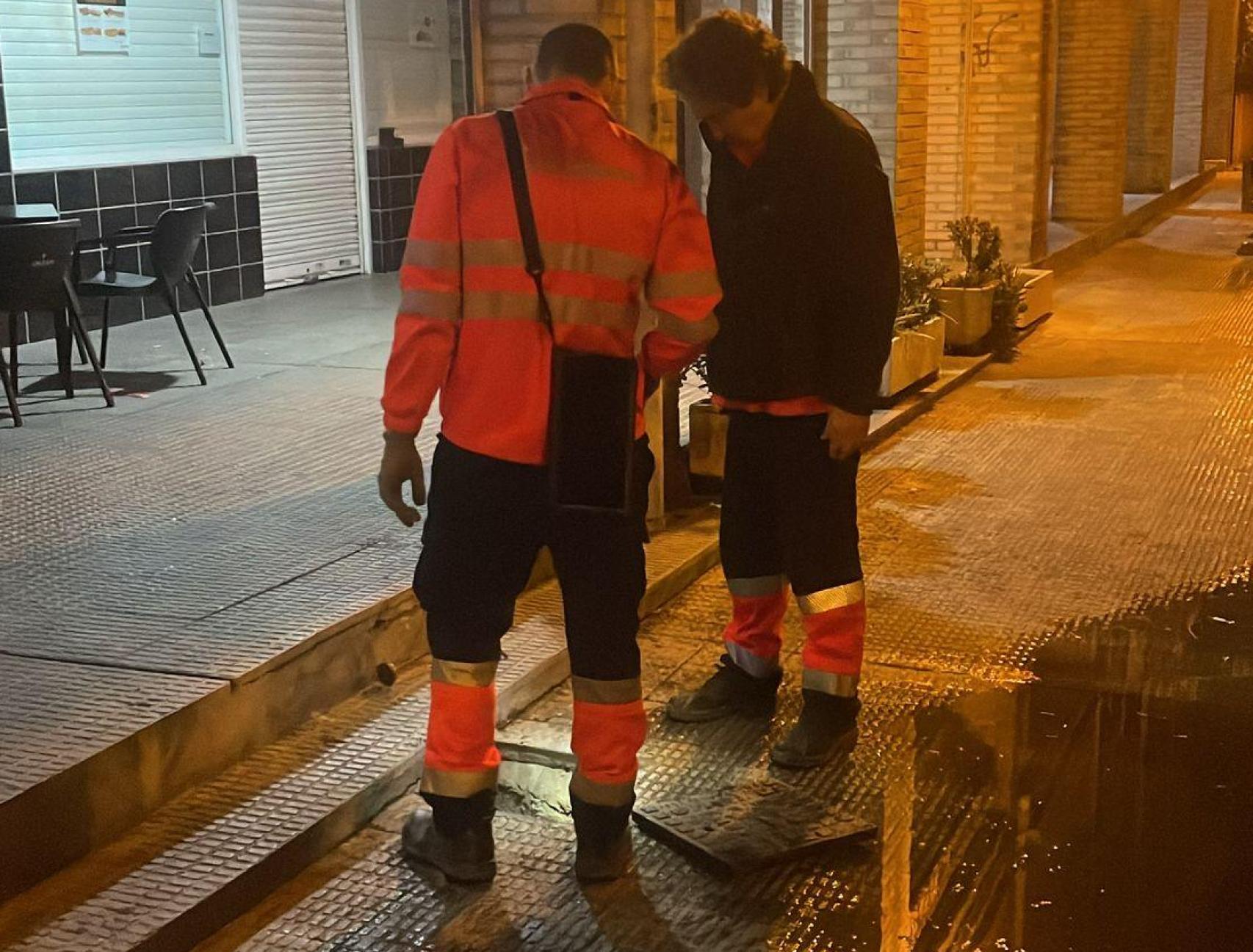 Los técnicos de emergencias, en la madrugada del viernes.