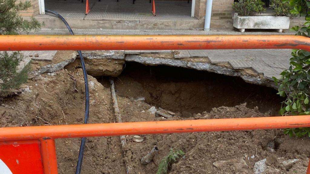 El socavón, causado por la fuga de agua.