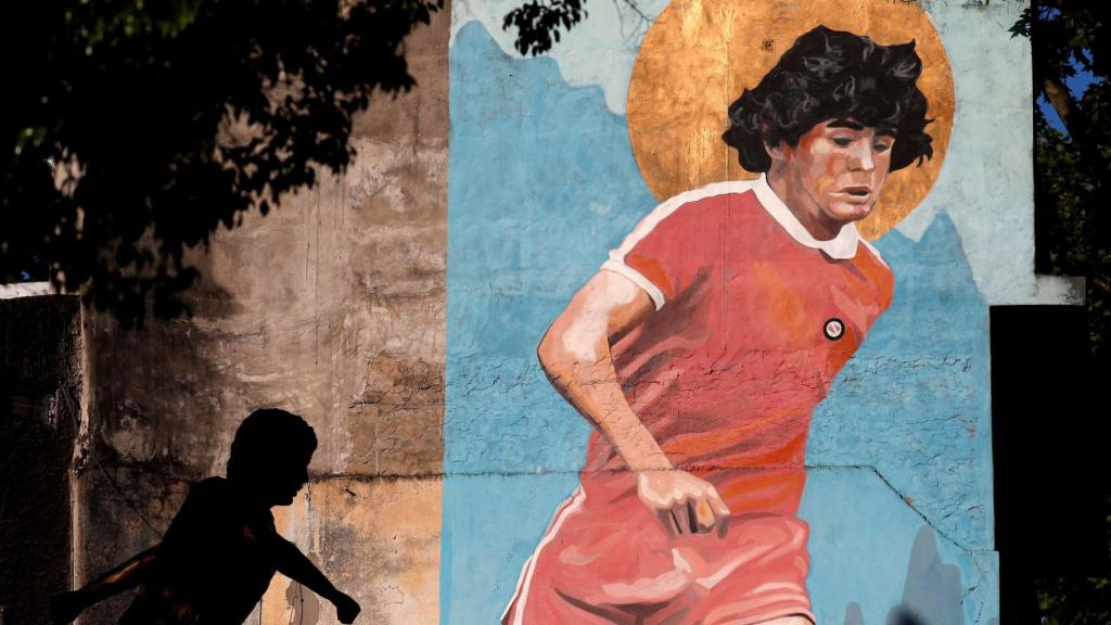 Un mural que representa a la leyenda Diego Armando Maradona en Buenos Aires