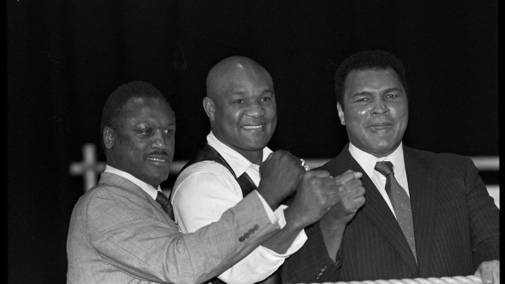 Los boxeadores Joe Frazier, George Foreman y Muhammad Ali, levantan los puños en el lanzamiento de la película Champions Forever que explora sus vidas en Londres