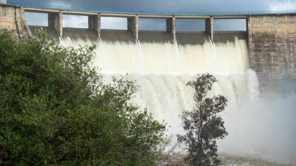 El embalse del Gergal en Guillena desembalsando agua.